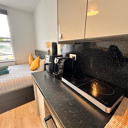 Lovely Self Contained Studio Now Available Londra Exterior foto