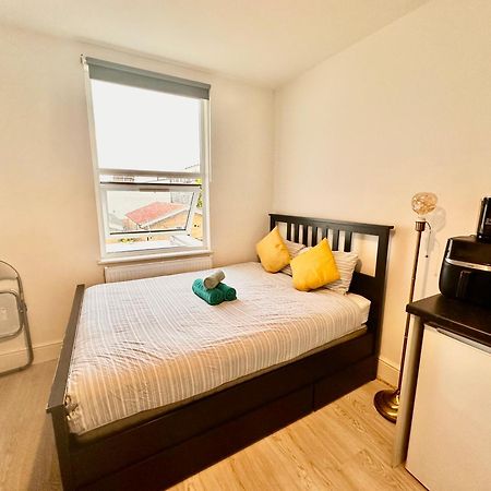 Lovely Self Contained Studio Now Available Londra Exterior foto