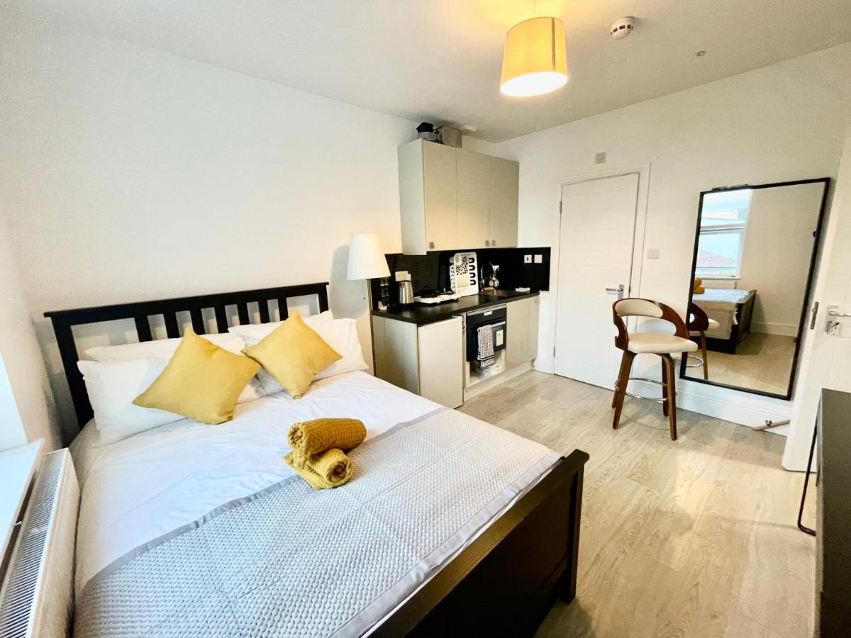 Lovely Self Contained Studio Now Available Londra Exterior foto