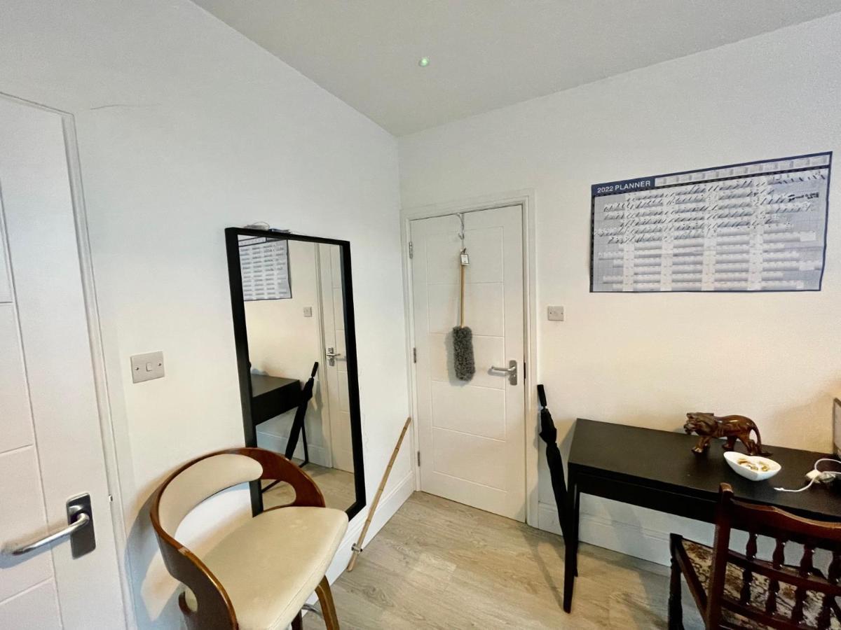 Lovely Self Contained Studio Now Available Londra Exterior foto