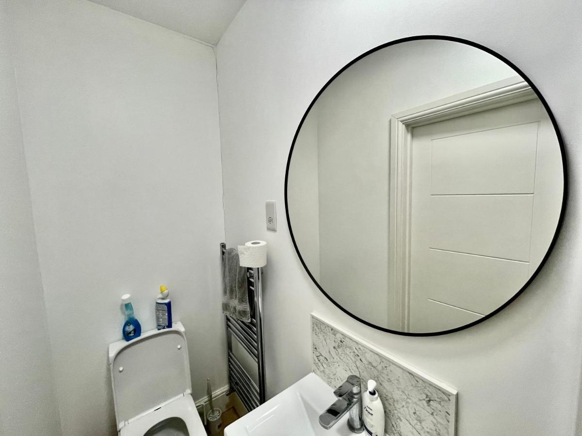Lovely Self Contained Studio Now Available Londra Exterior foto