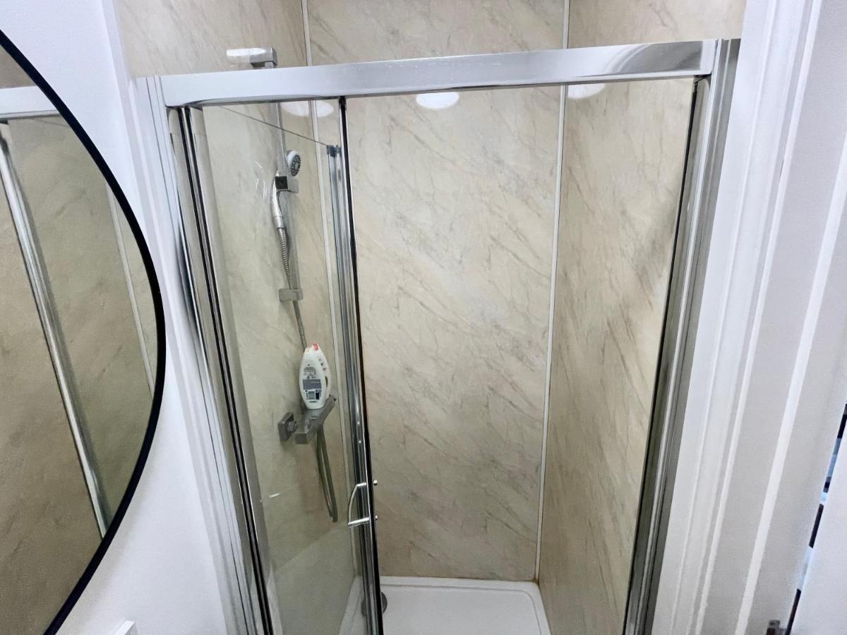 Lovely Self Contained Studio Now Available Londra Exterior foto