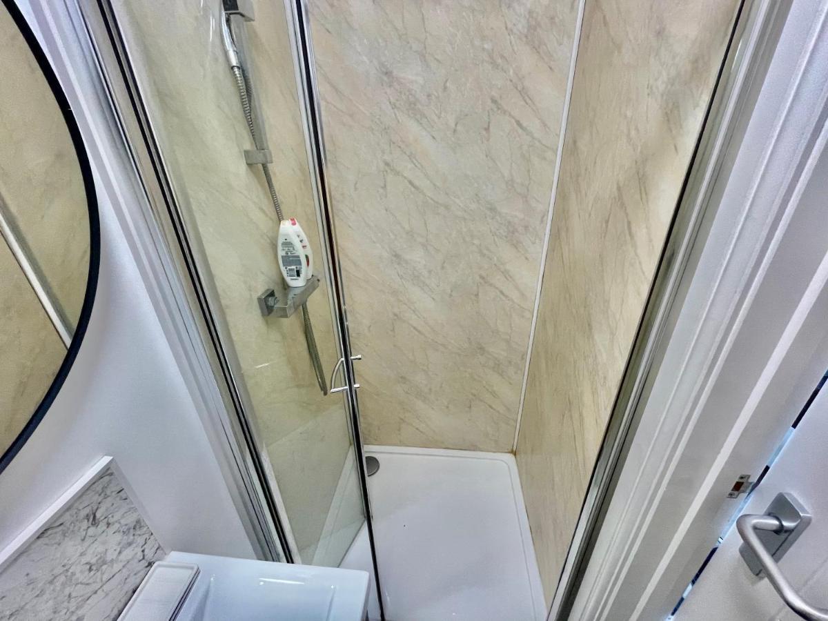 Lovely Self Contained Studio Now Available Londra Exterior foto