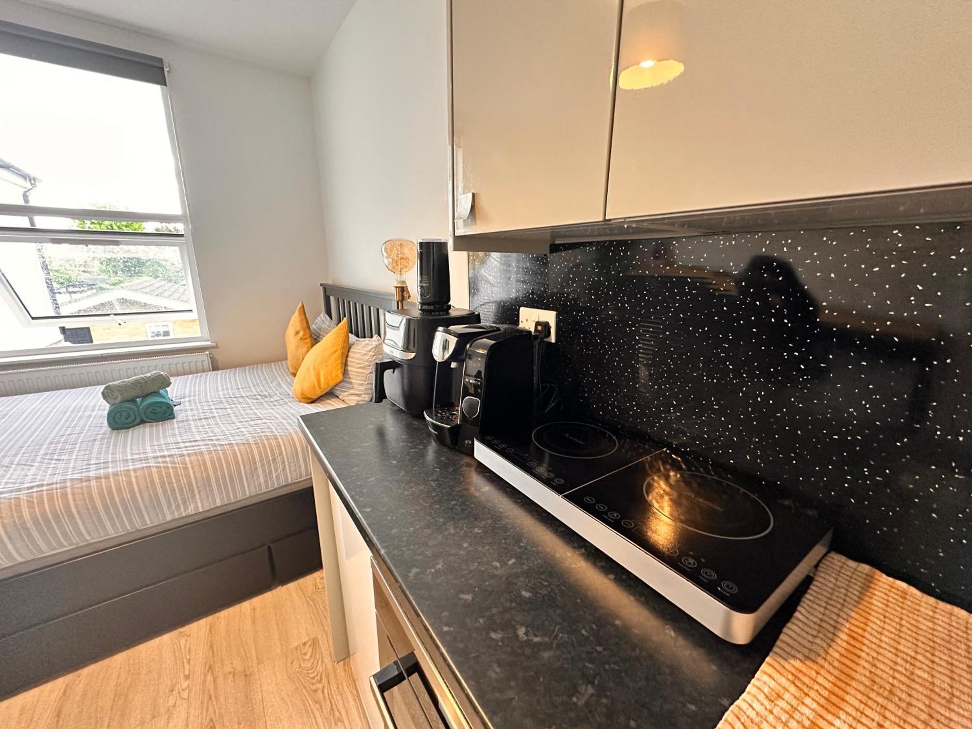 Lovely Self Contained Studio Now Available Londra Exterior foto