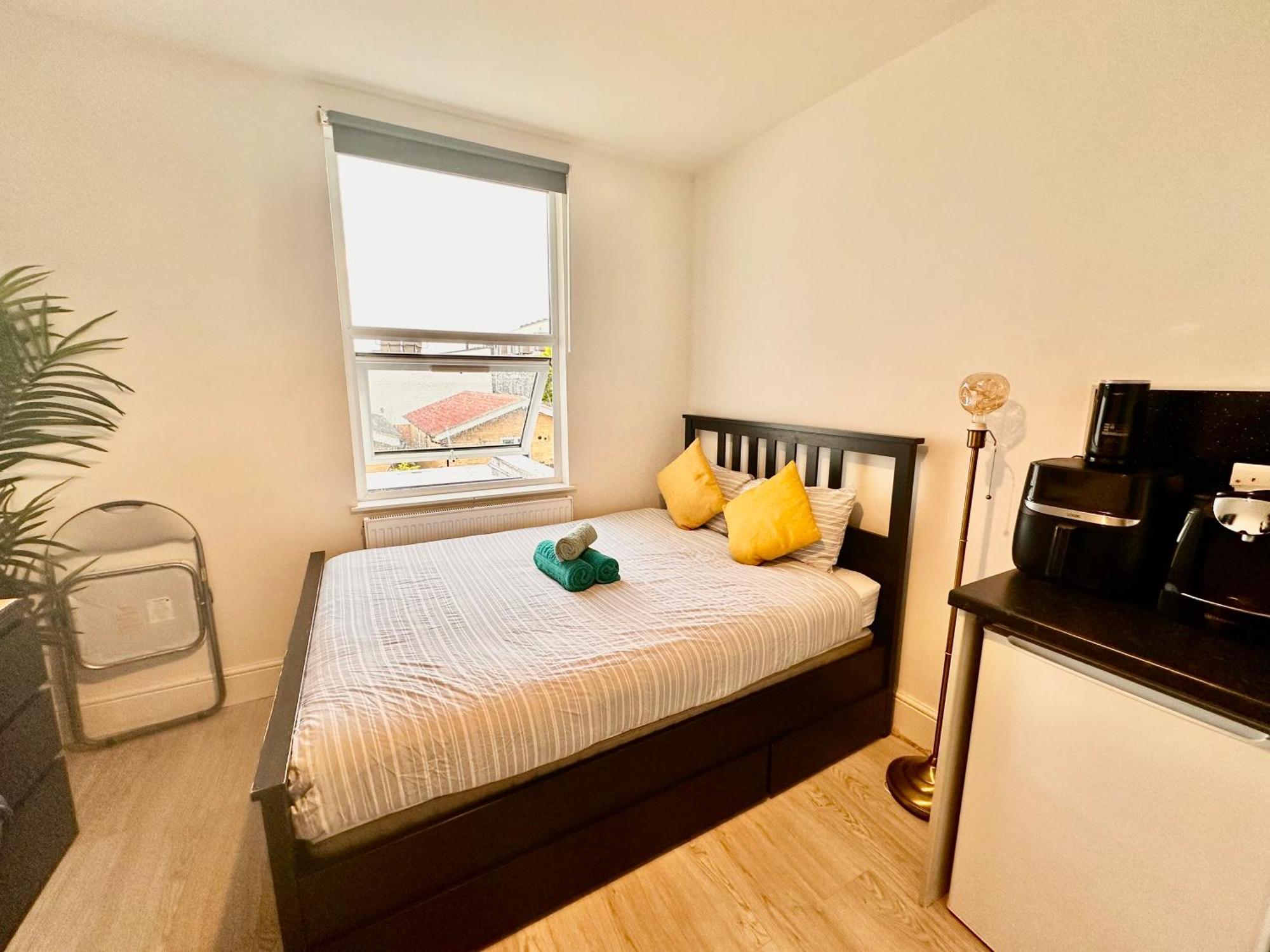 Lovely Self Contained Studio Now Available Londra Exterior foto